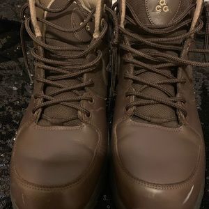 Nike ACG boots men size 11 see pic for scratch